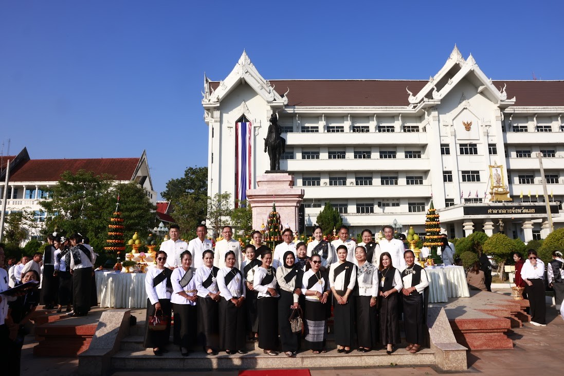 พช.ปากชม รวมพลังสตรีปากชม ร่วมรำบวงสรวงฯ เสริมสิริมงคลการจัดงานดอกฝ้ายบานฯ 2569