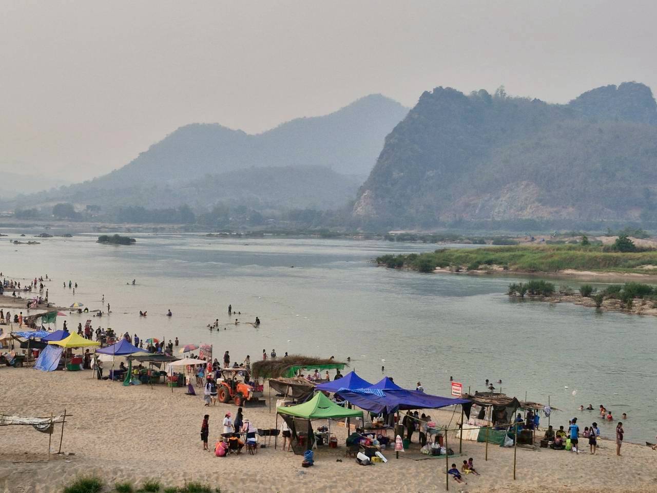 " หาดซำทอง " แหล่งท่องเที่ยวของคนรักกิจกรรมริมโขง