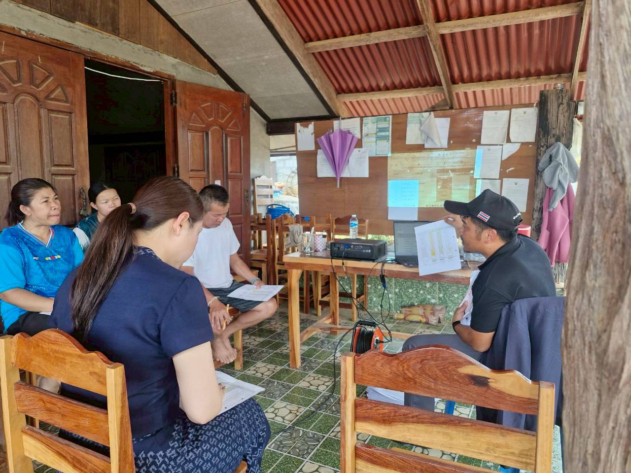  พช.ปากชม ลงพื้นที่สะสางปัญหาเงิน กข.คจ. บ้านห้วยอาลัยสูญหาย พร้อมวางแนวทางฟื้นฟูกองทุนร่วมกับชุมชน