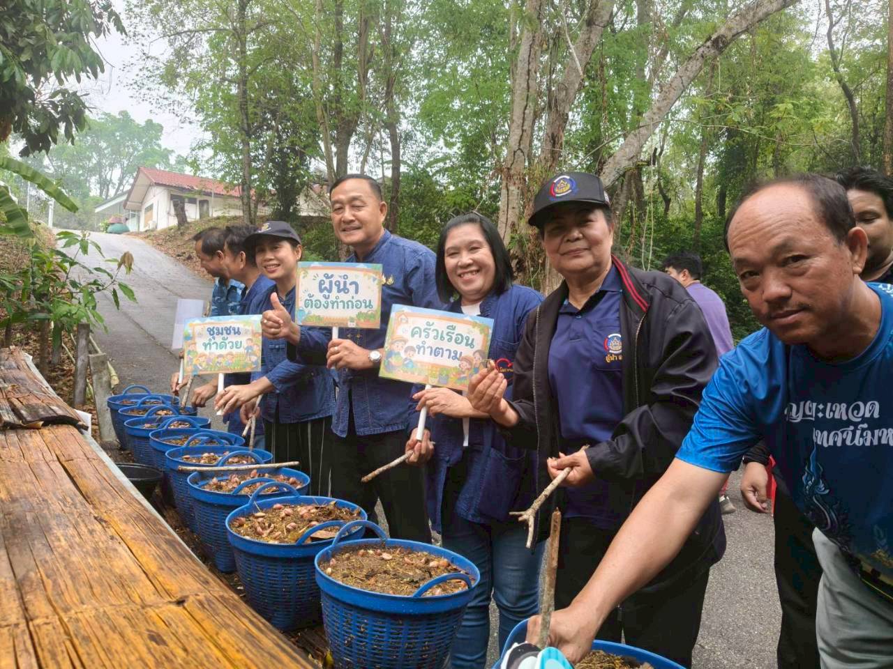 พช.ปากชม ปลุกกระแส "ผู้นำต้องทำก่อน" Kick off ปลูกผักสู้ภัยวิกฤต เนรมิตพื้นที่บ้านพักนายอำเภอเป็นต้นแบบวิถีพอเพียง ส่งต่อแรงบันดาลใจสู่ระดับครัวเรือน