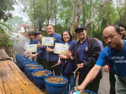พช.ปากชม ปลุกกระแส "ผู้นำต้องทำก่อน" Kick off ปลูกผักสู้ภัยวิกฤต เนรมิตพื้นที่บ้านพักนายอำเภอเป็นต้นแบบวิถีพอเพียง ส่งต่อแรงบันดาลใจสู่ระดับครัวเรือน